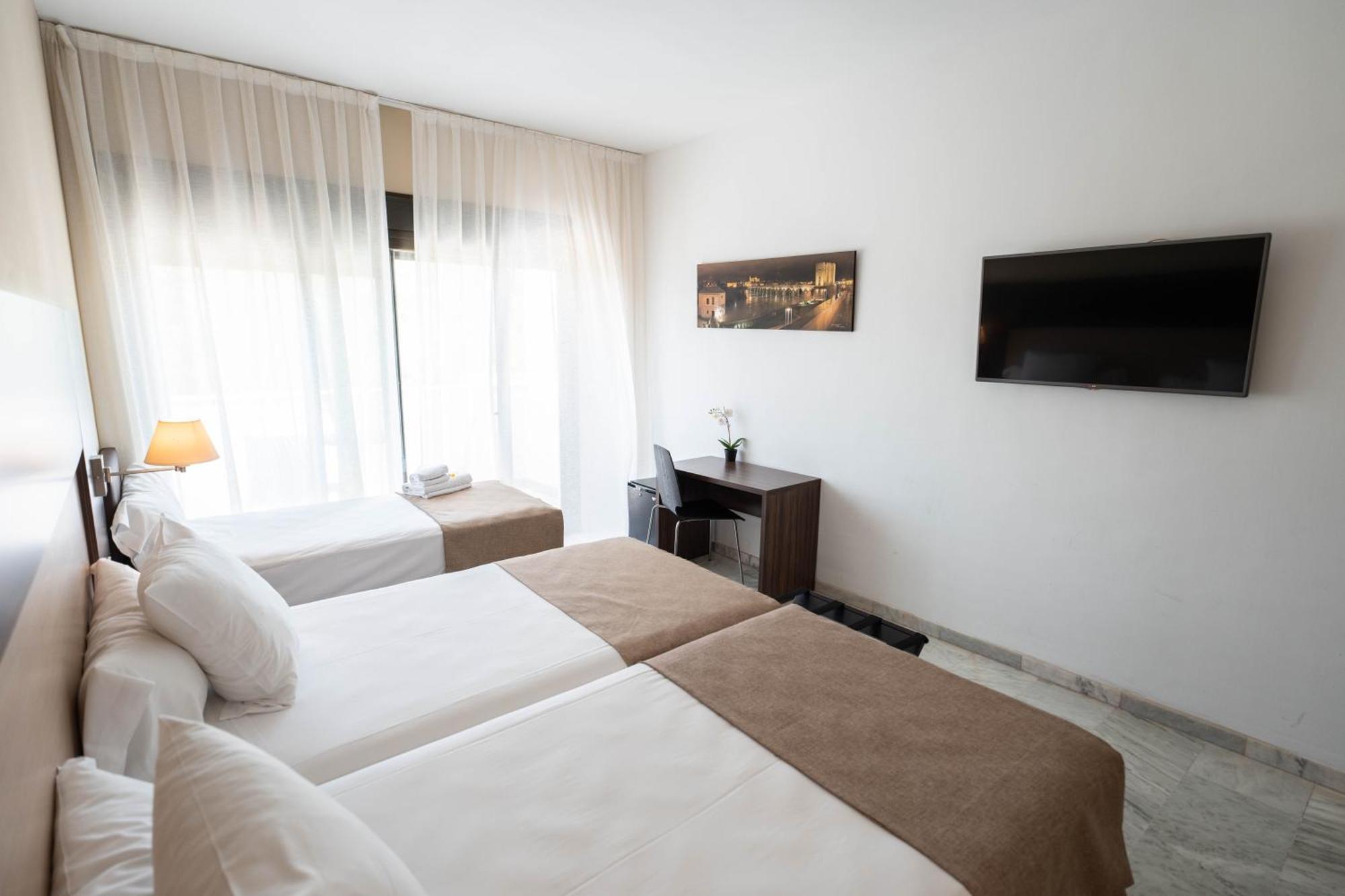 Habitación Doble con cama supletoria (2 adultos + 1 niño)