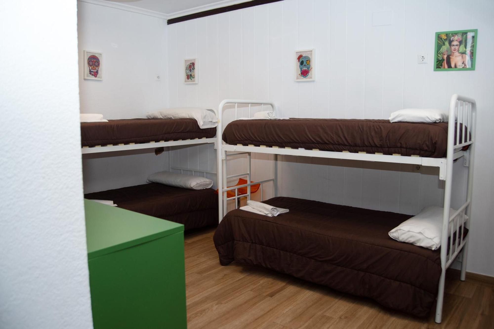Single Bed 6-Bed Mixed Dormitory Room