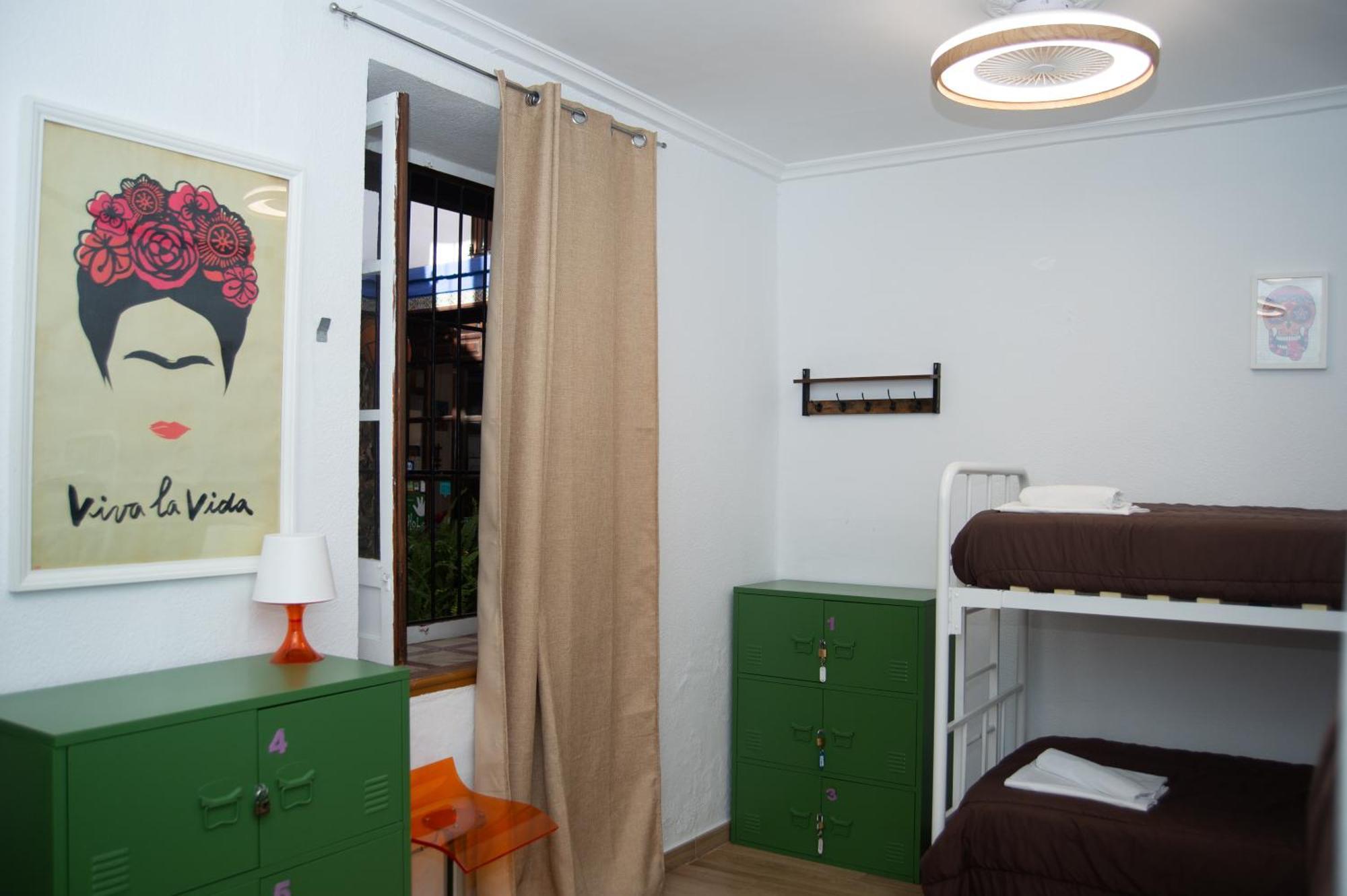 Single Bed 6-Bed Mixed Dormitory Room